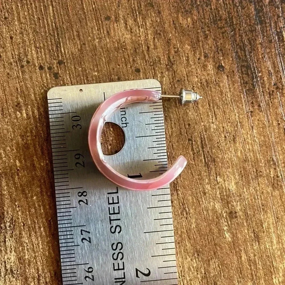 ❤️ NEW 2/$20 or 3/$25 Statement Pink Acrylic Swirl Hoop Earrings - Picture 4 of 6